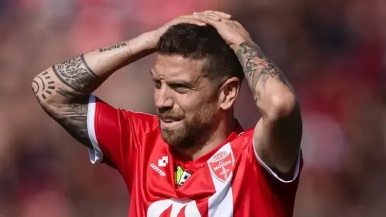Ocampos, "Papu" Gómez y Saviola, señalados en una investigación por estafa digital thumbnail