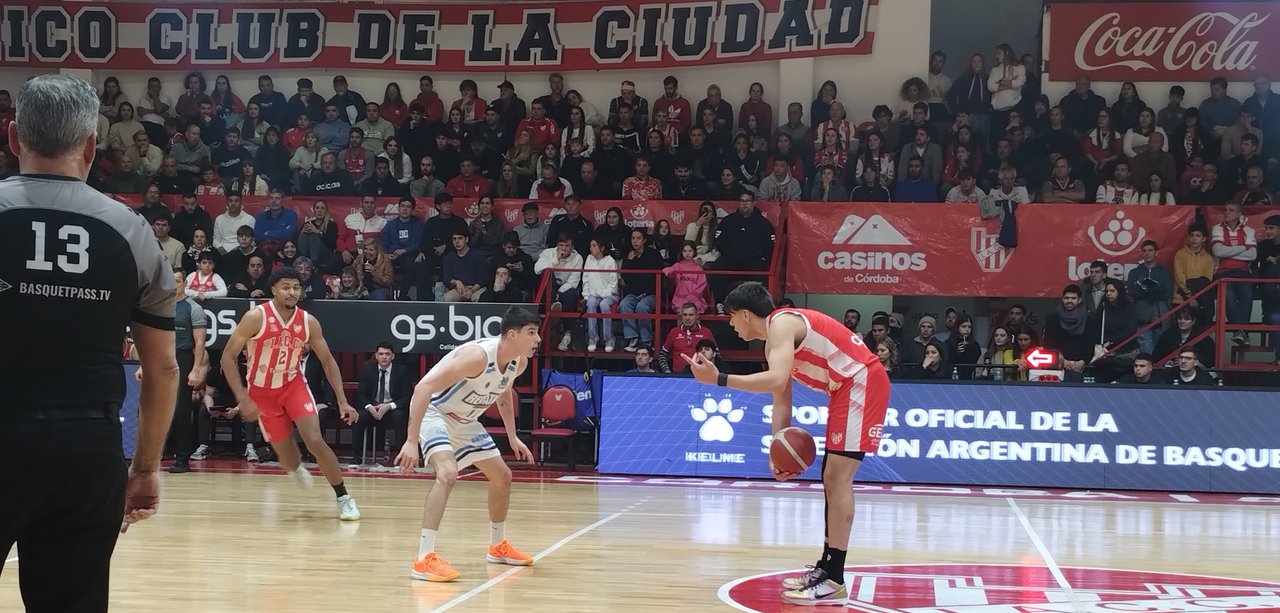 El primero de la serie de semifinal fue para Instituto ante Regatas en el Sandrín thumbnail
