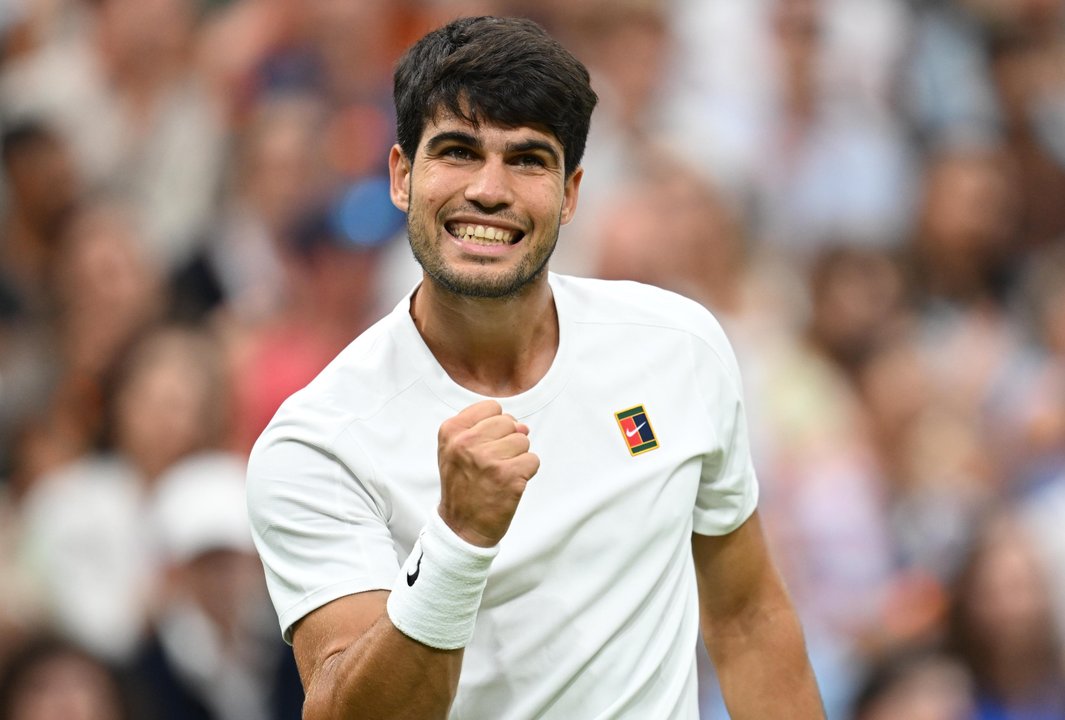 Carlos Alcaraz le ganó a Andrey Rublev y está en cuartos de final de Wimbledon thumbnail