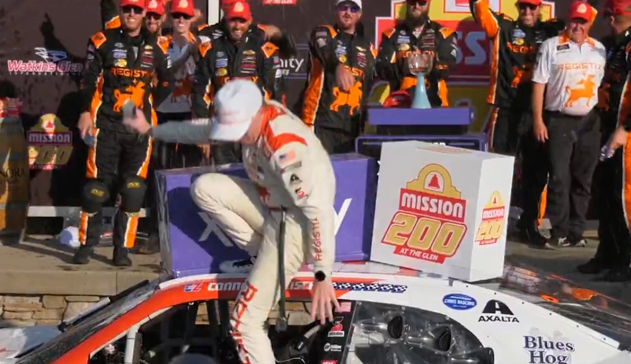 Piloto de NASCAR se fracturó al caer de su auto mientras festejaba thumbnail