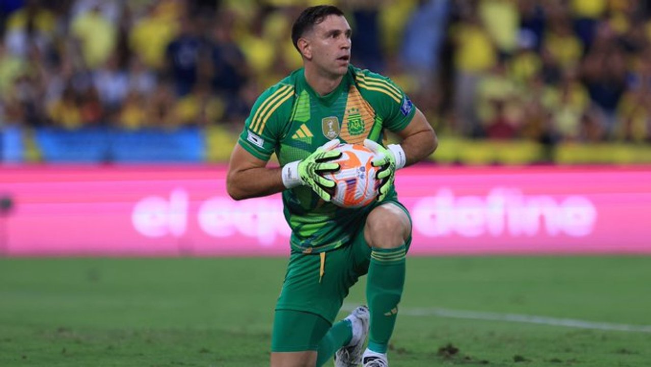Dibu Martínez cuestionó el arbitraje en la derrota de Argentina ante Ecuador thumbnail