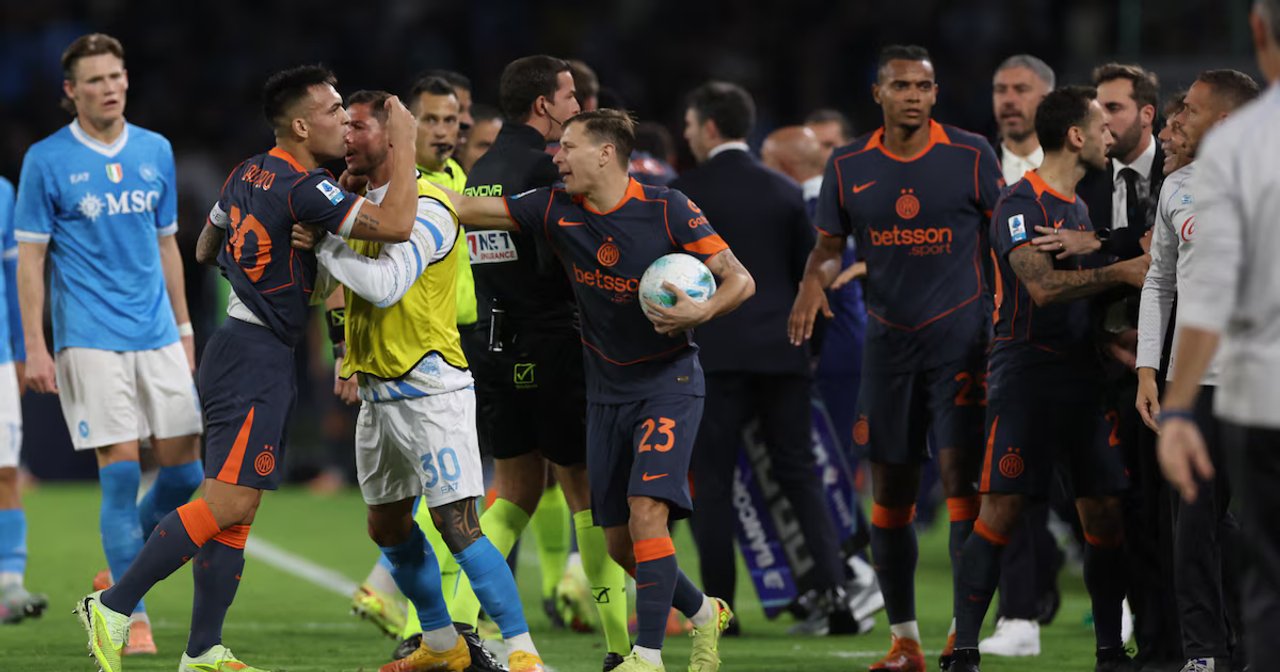 Tensión en Italia: Lautaro Martínez se cruzó con Conte en la derrota del Inter ante Napoli thumbnail