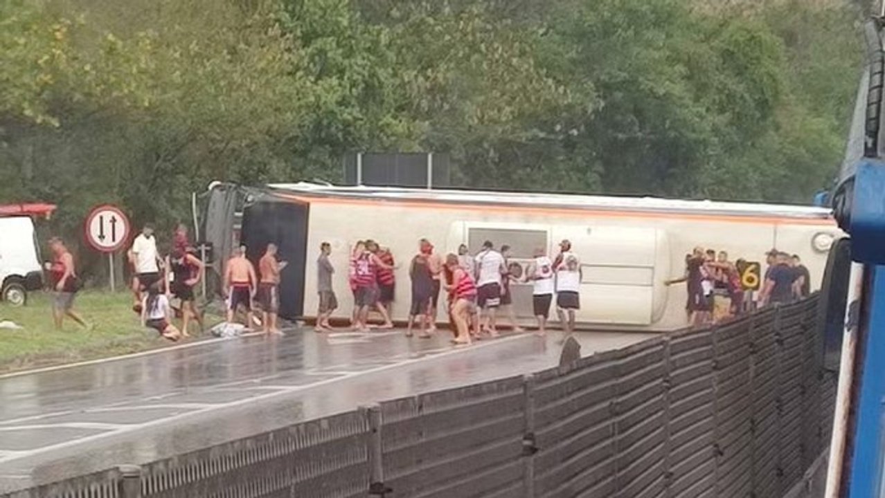 Conmoción en Brasil: volcó un micro con simpatizantes de Flamengo que viajaban a Argentina thumbnail