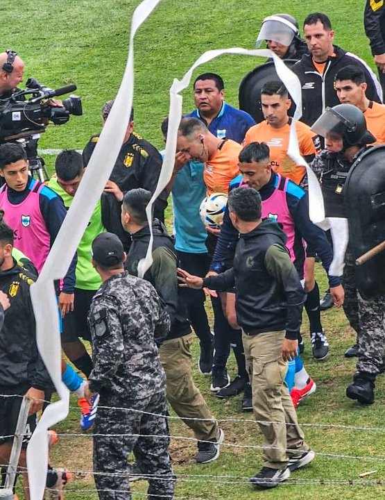 Histórico fallo de AFA: Gimnasia de Jujuy pierde el partido por amenazas al árbitro thumbnail
