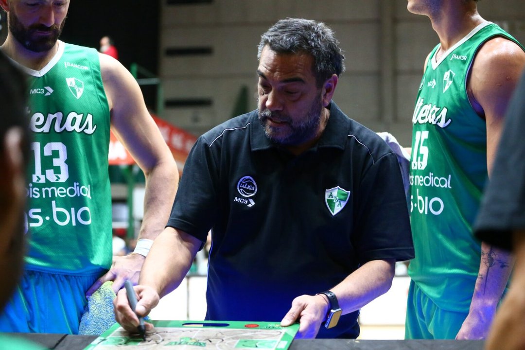 Atenas se quedó sin DT: Gustavo Peirone dejó su cargo tras la derrota ante La Unión thumbnail