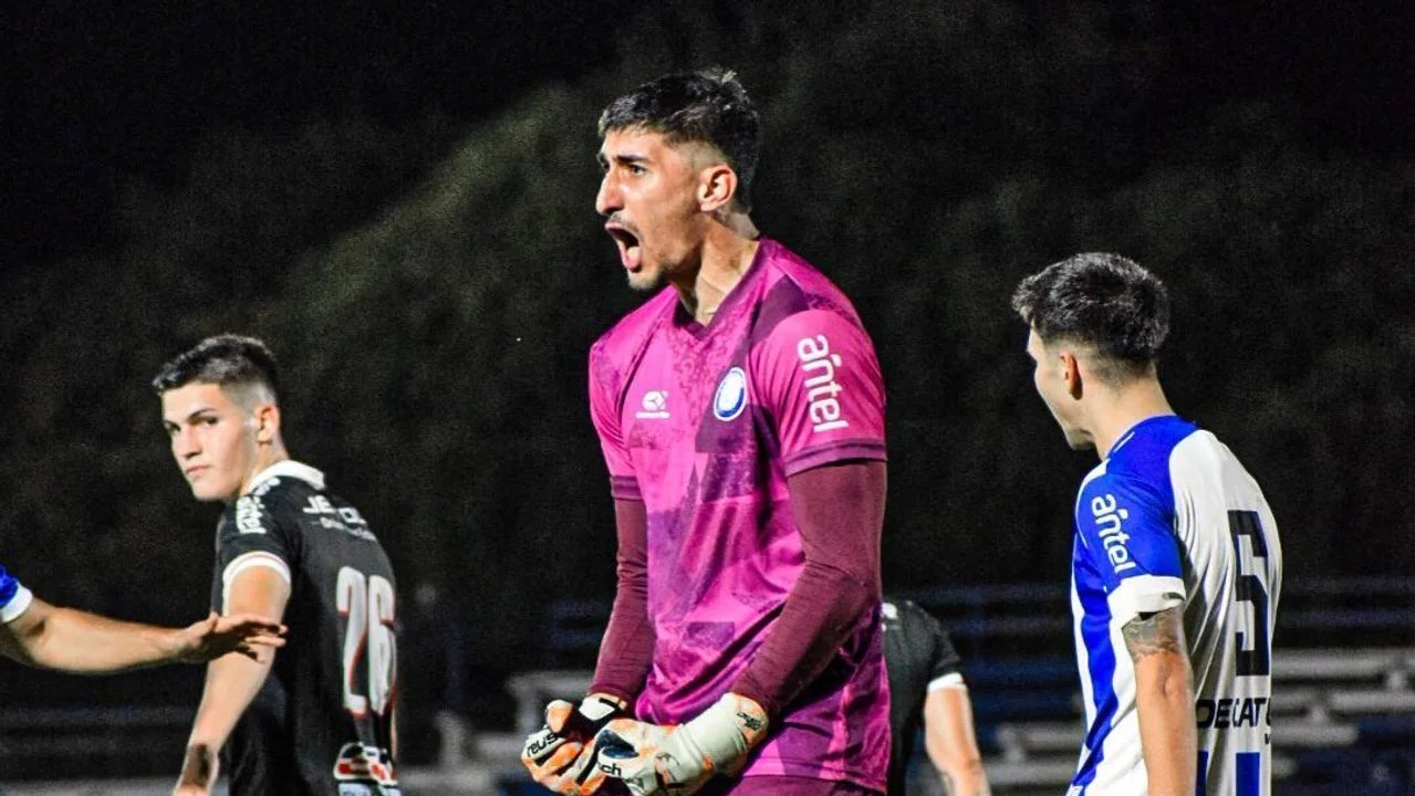 Un arquero argentino convirtió un gol histórico de arco a arco en Uruguay thumbnail