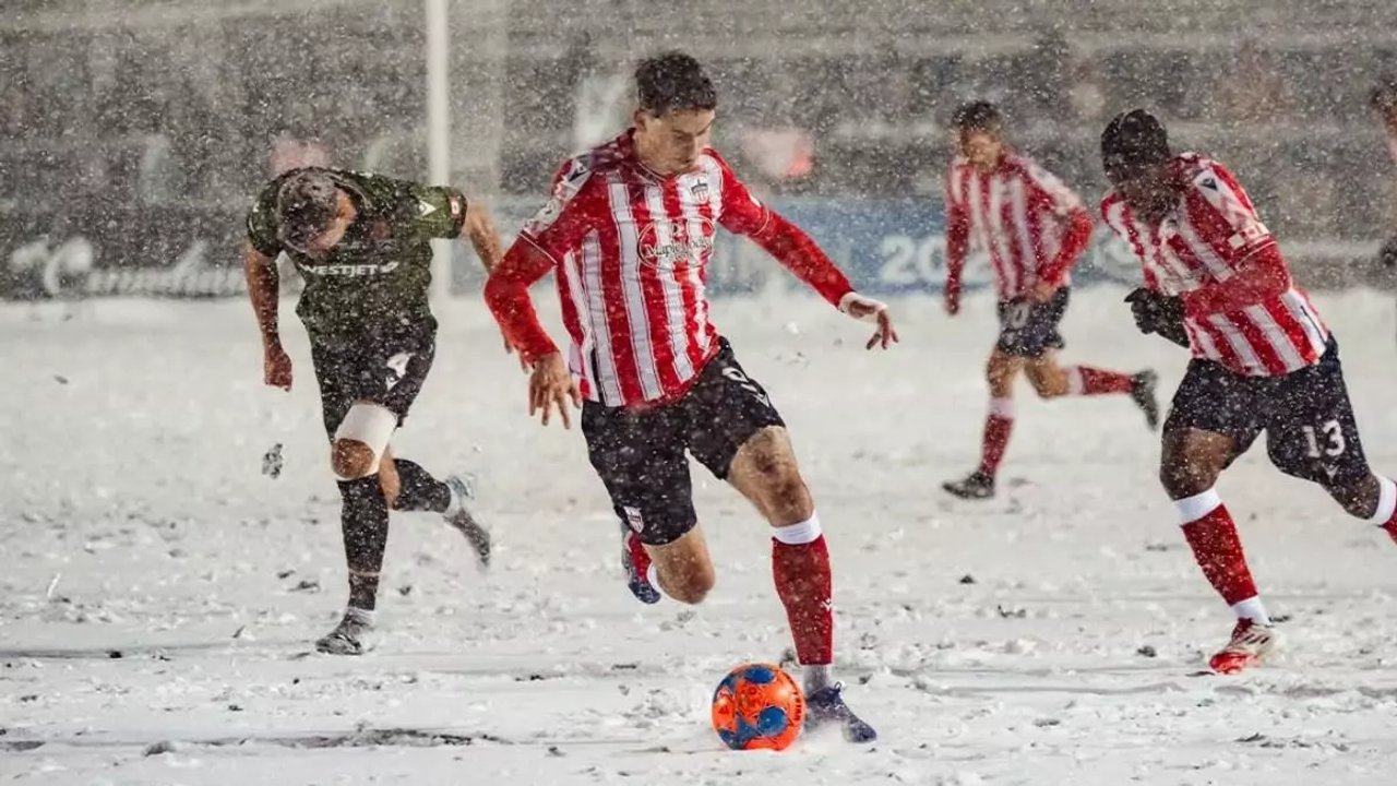 Bajo una tormenta de nieve y con un golazo: así fue la épica final de fútbol en Canadá thumbnail