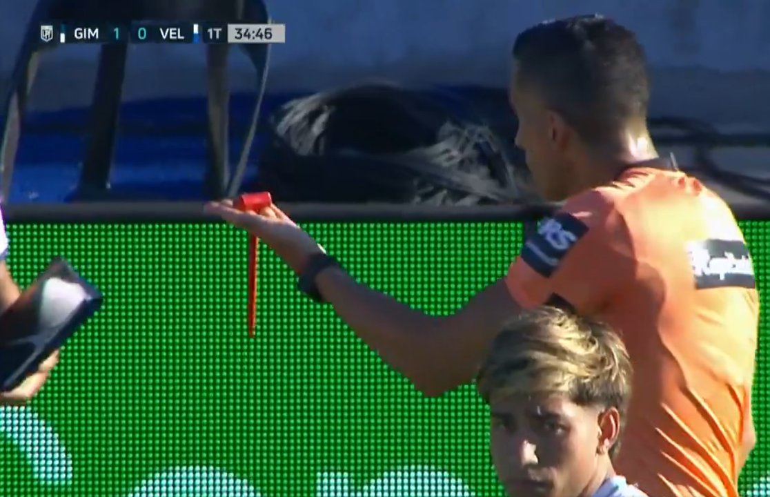 Grave incidente en La Plata: lanzaron un martillo contra el árbitro thumbnail