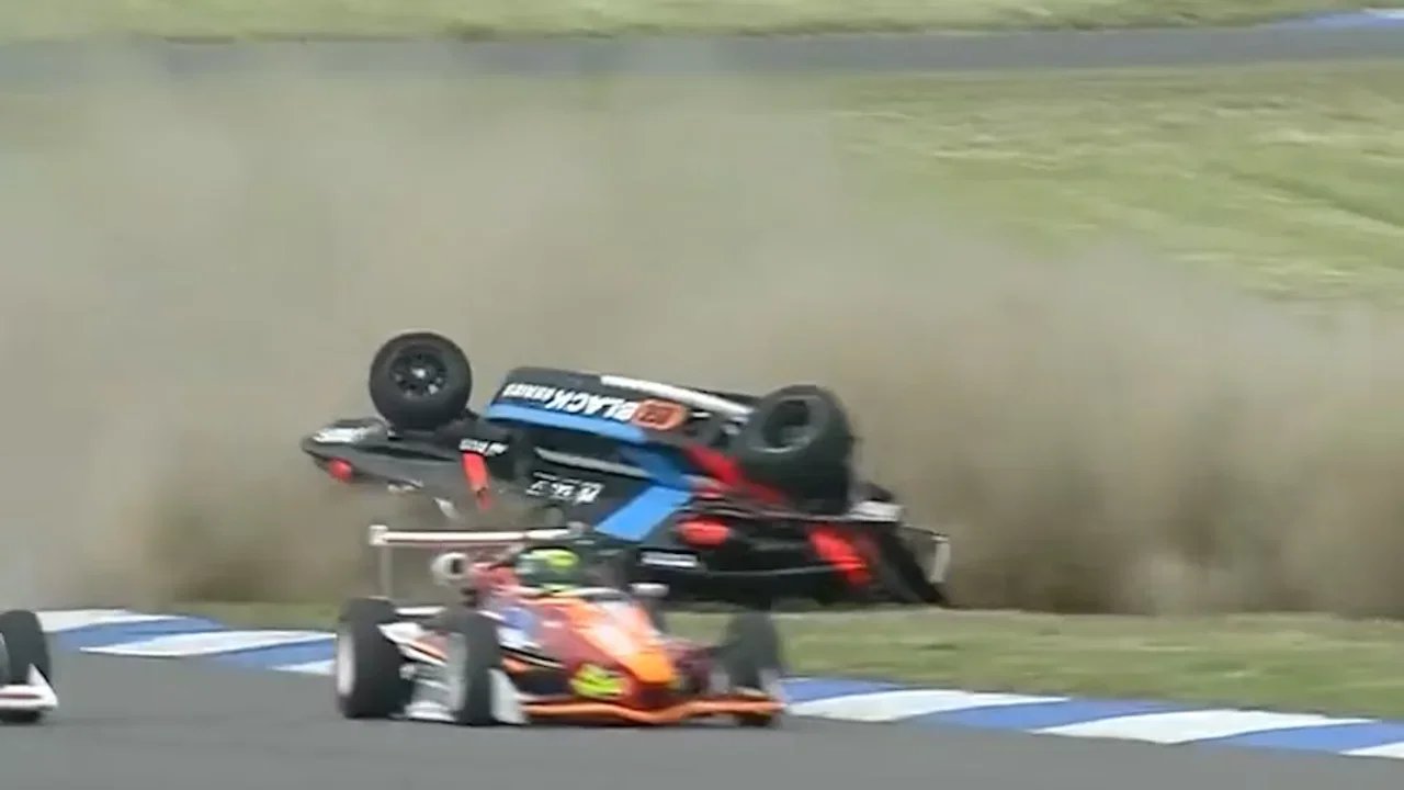 Vuelco infernal en la Fórmula 3 Metropolitana: se salvó de milagro thumbnail