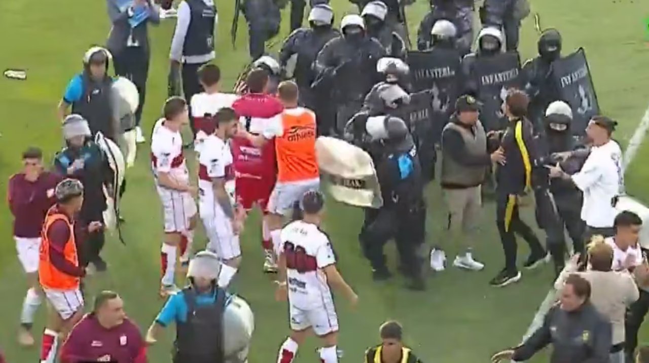 Batalla campal tras el triunfo de Madryn: golpes, corridas y gas pimienta en un final caótico thumbnail