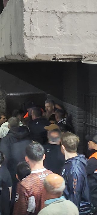 Caos en Vicente López: el presidente de Platense subió a la tribuna y se enfrentó con hinchas tras la derrota thumbnail