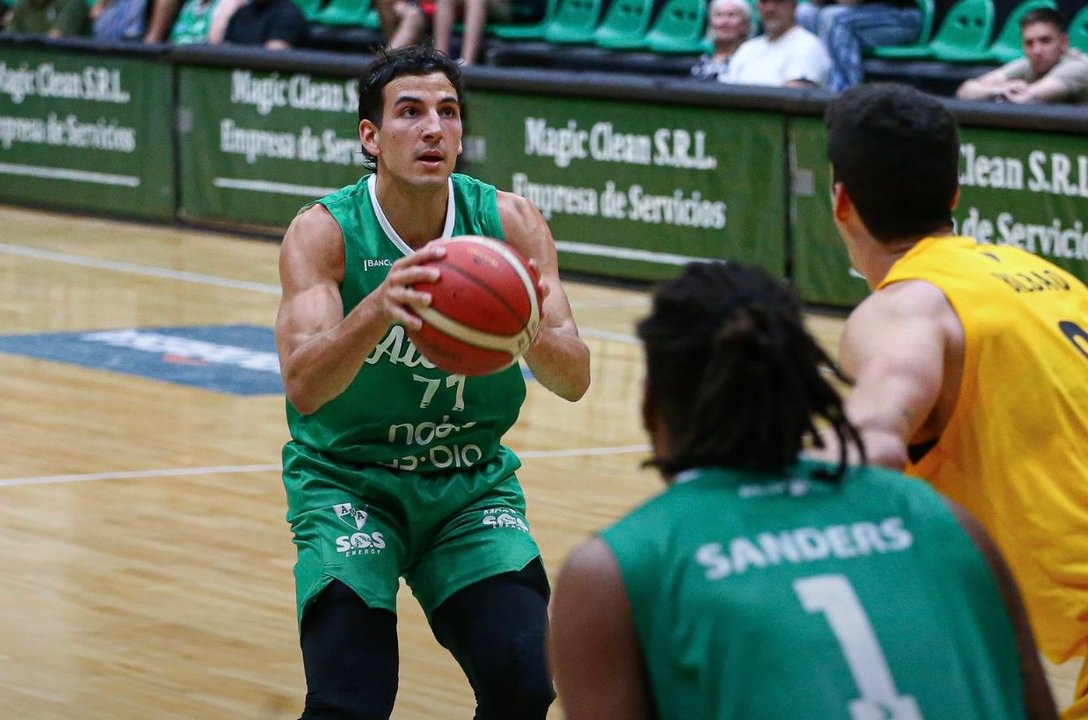 Atenas no pudo con Obras y sumó su sexta caída seguida en la Liga Nacional thumbnail