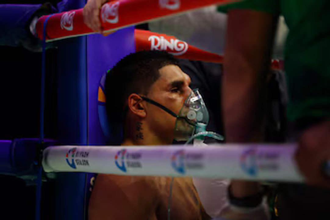 La imagen que generó preocupación: el Puma Martínez recibió oxígeno tras la pelea en Arabia Saudita thumbnail