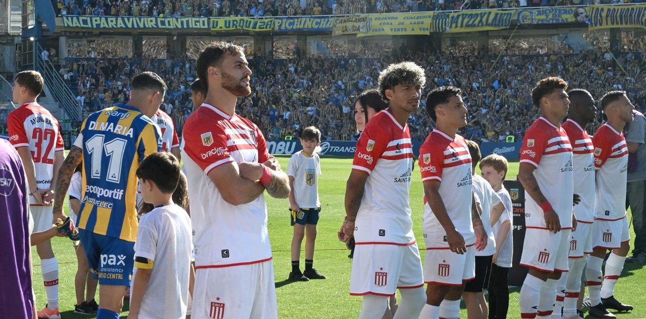 De espaldas: así fue el pasillo de Estudiantes a Rosario Central tras la polémica por el título thumbnail