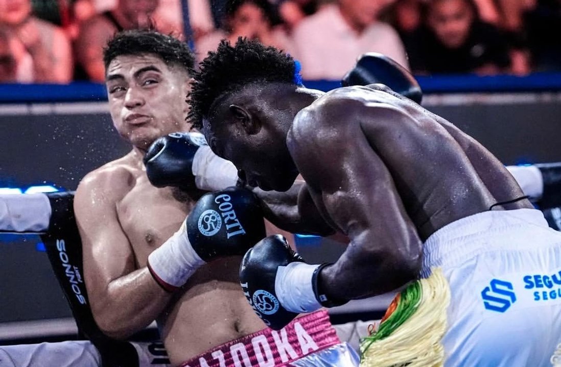 Trabaja en la calle y es demoledor en el ring: el impactante nocaut de Touba Niang ante Chávez thumbnail