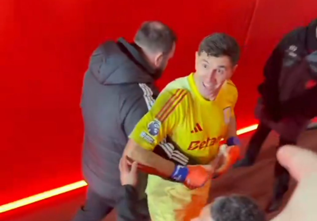 Del error al cruce con hinchas: jornada adversa para Dibu Martínez thumbnail