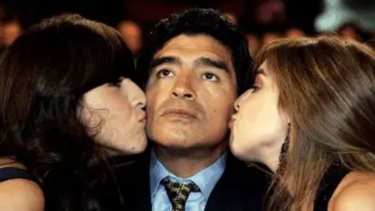 Dalma y Gianinna Maradona arremeten contra Macri por sus críticas a Diego: No puede defenderse thumbnail