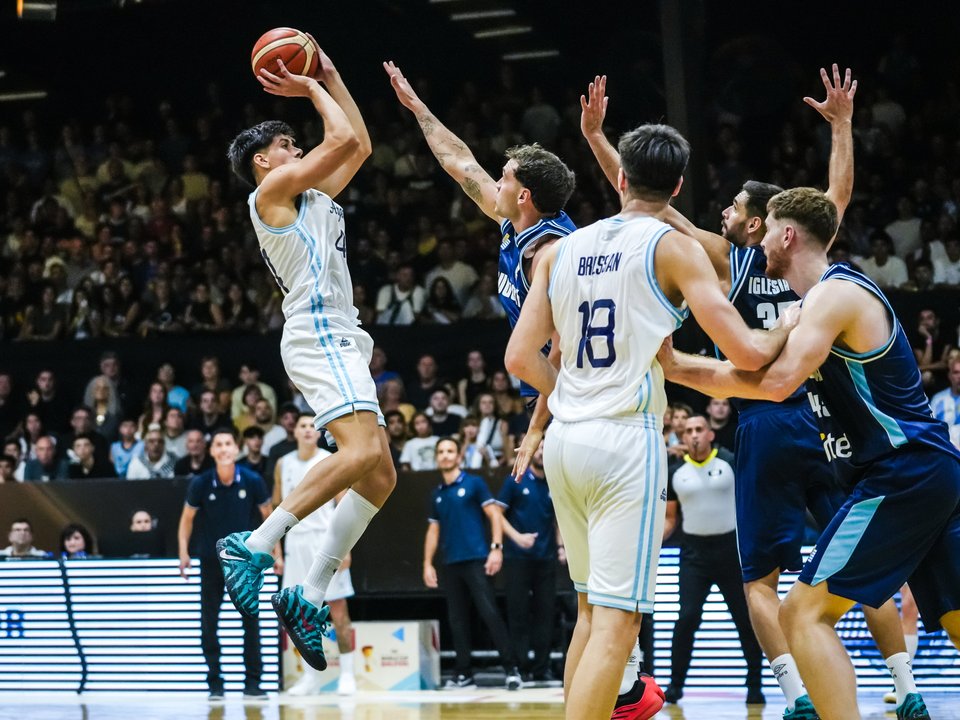 Duro revés en Obras: Argentina cayó ante Uruguay y dejó dudas en su camino al Mundial thumbnail