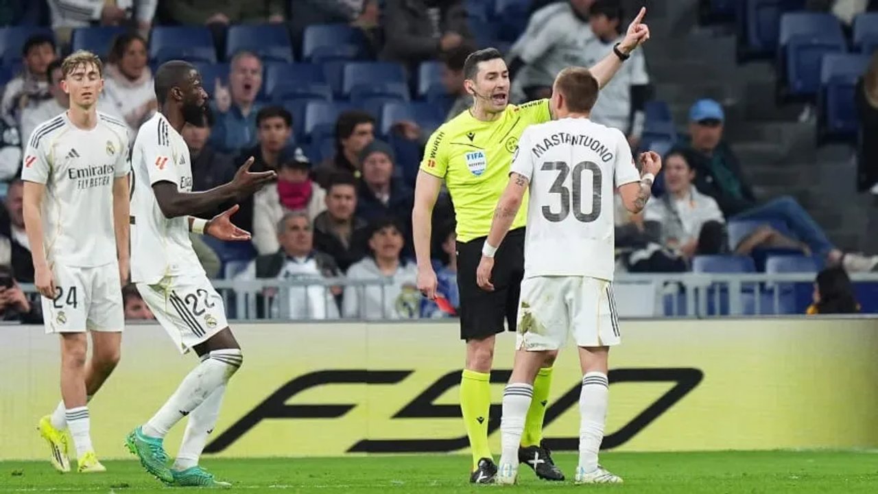 Derrota, roja y silbidos: Mastantuono protagonizó un cierre adverso en el Bernabéu thumbnail