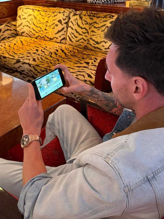 Video: Messi atento a su celular durante el histórico estreno de Leones FC en la Primera C thumbnail