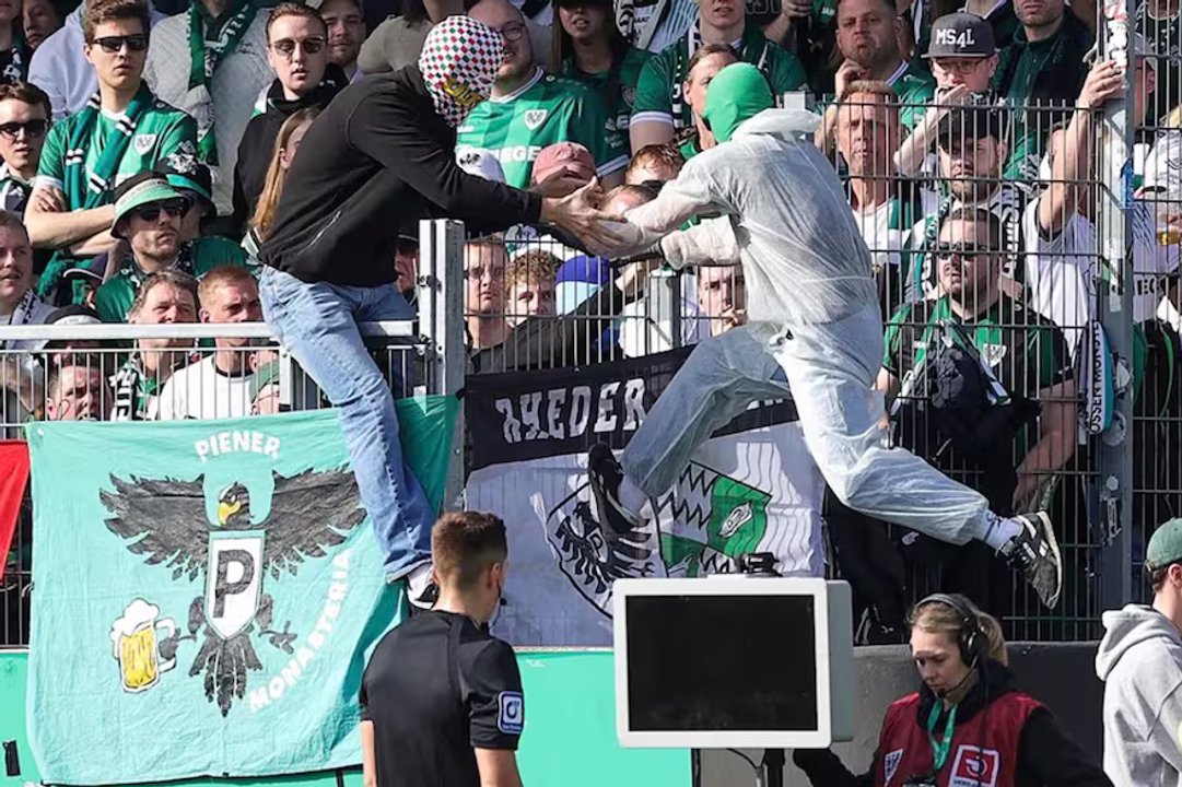 Nunca visto: hinchas entraron al campo y desconectaron el VAR en pleno partido en Alemania thumbnail