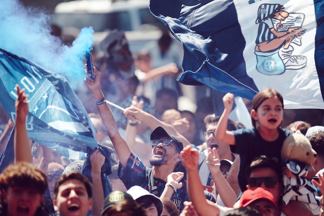 Locura total: impresionante banderazo de Talleres antes del clásico thumbnail
