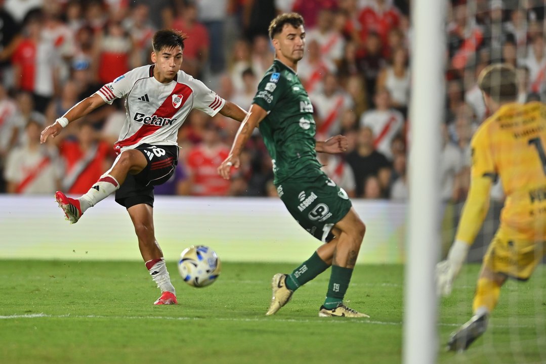River venció a Sarmiento en el Monumental y celebró el primer triunfo de Coudet como local thumbnail
