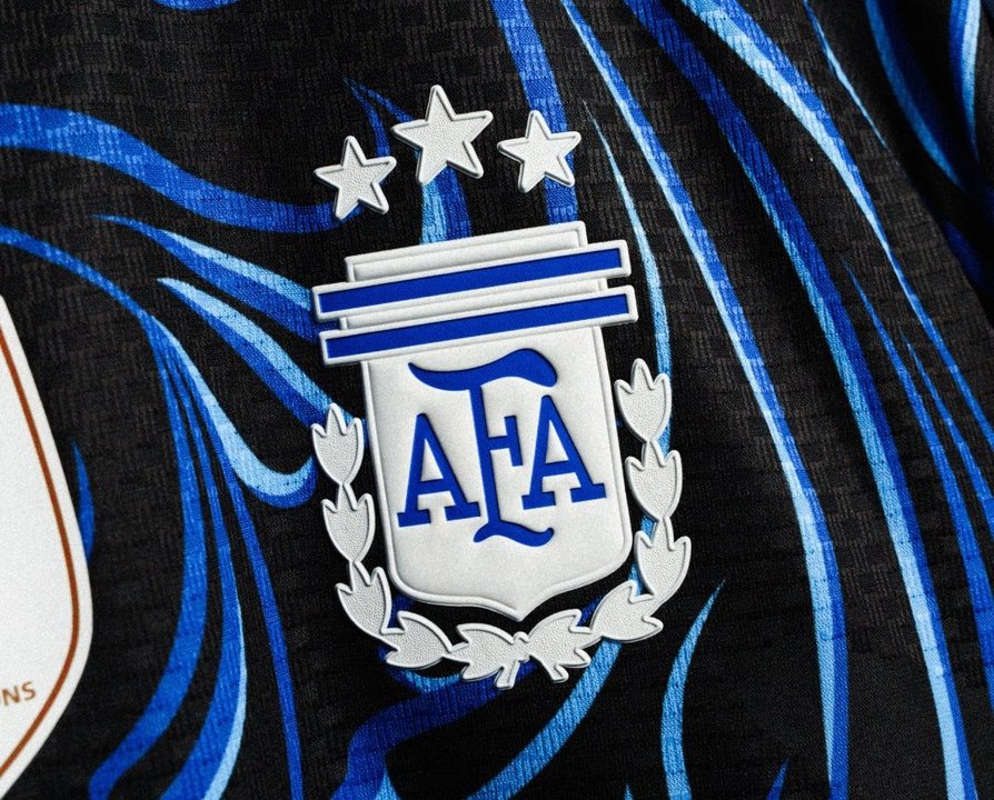 La Selección Argentina presentó la nueva camiseta alternativa para el Mundial thumbnail