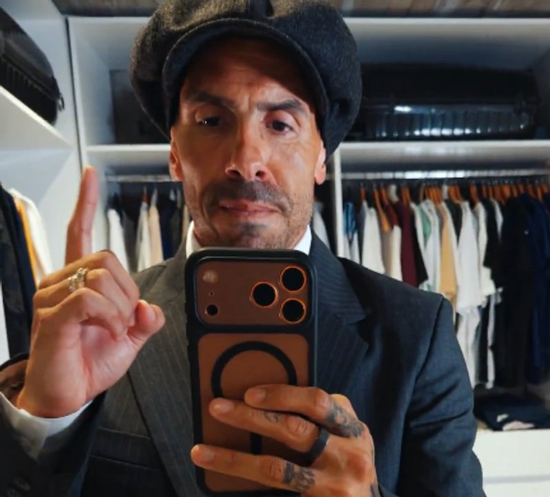 Very difficult: Carlos Tévez le metió al inglés para promocionar Peaky Blinders en Netflix thumbnail