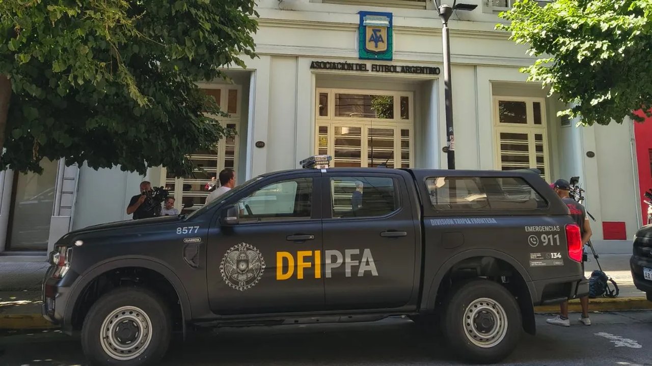 La Justicia allanó las sedes de la AFA por presunto desvío de fondos millonarios al exterior thumbnail