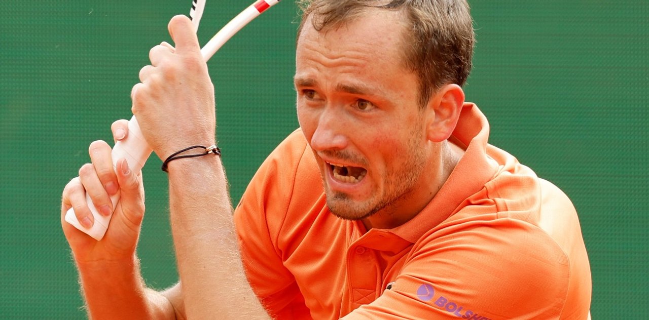 Humillación histórica en Montecarlo: Berrettini borró de la cancha a un Medvedev descontrolado thumbnail