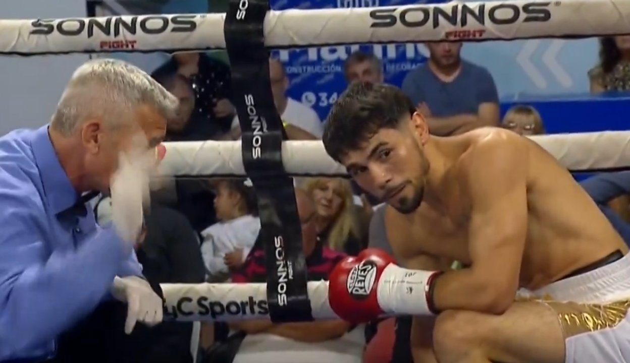 Golpe directo a la ilusión: Reyes fue noqueado en 65 segundos thumbnail