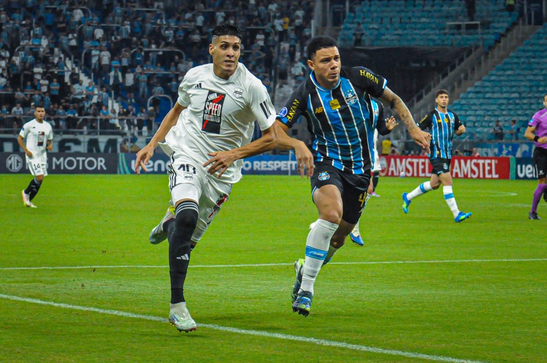 Riestra no aprovechó la expulsión en Gremio y perdió el partido sobre la hora en Brasil thumbnail