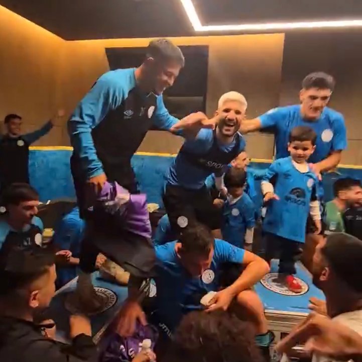 Zelarayán hasta las lágrimas: el festejo de Belgrano en el vestuario thumbnail