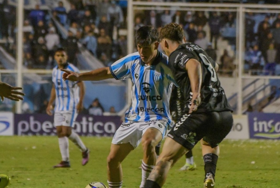 Penal polémico y derrota: Racing perdió en el Sancho y desperdició una gran chance thumbnail