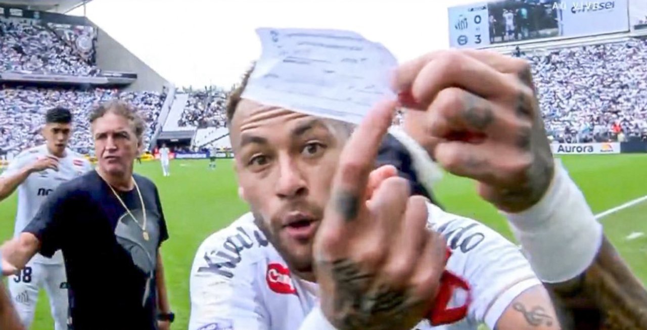 La furia de Neymar en Brasil: lo sacaron del partido por error a días de la lista para el Mundial thumbnail