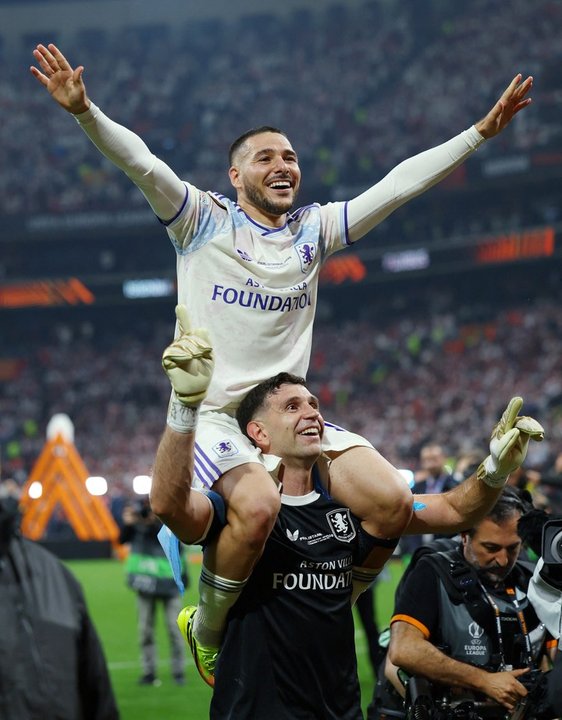Buendía y Dibu Martínez llevan al Aston Villa a la gloria antes del Mundial en la Europa League thumbnail