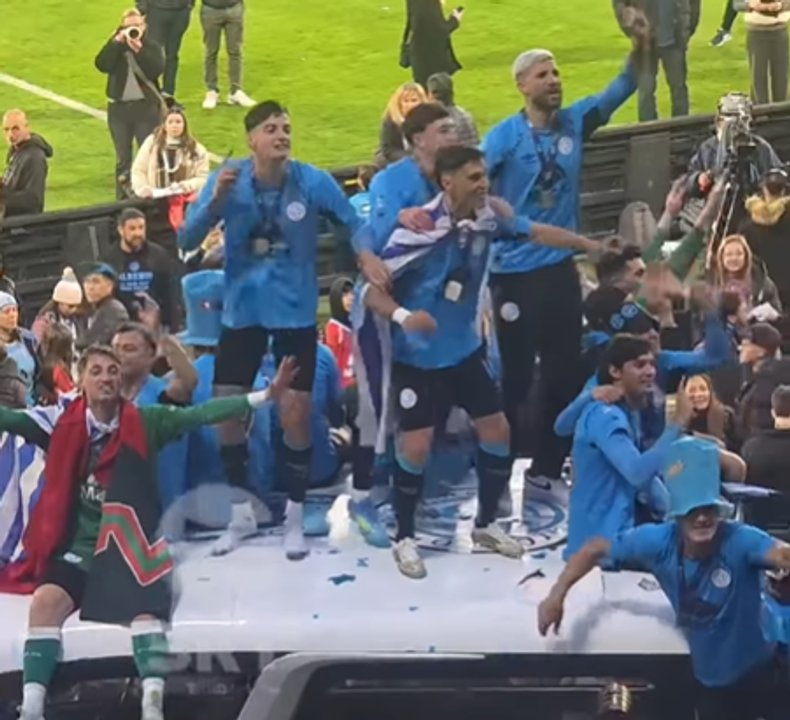 La vuelta olímpica pirata en el Kempes: el plantel festejó arriba del micro campeón thumbnail