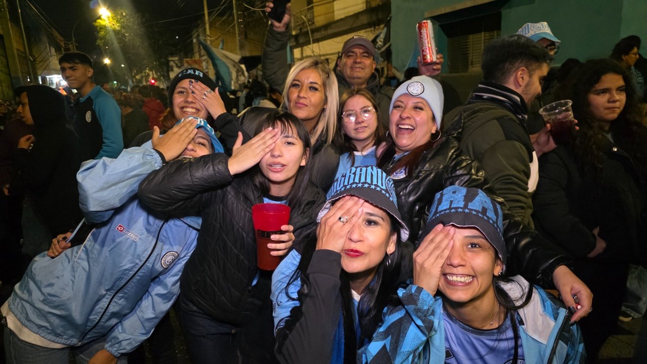 Belgrano campeón en imágenes: la locura de los hinchas en las calles de Córdoba thumbnail