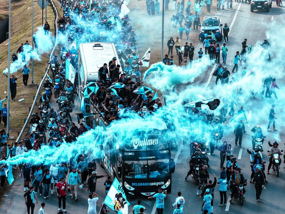 Masiva caravana del Belgrano campeón: lo mejor del recorrido en Córdoba thumbnail