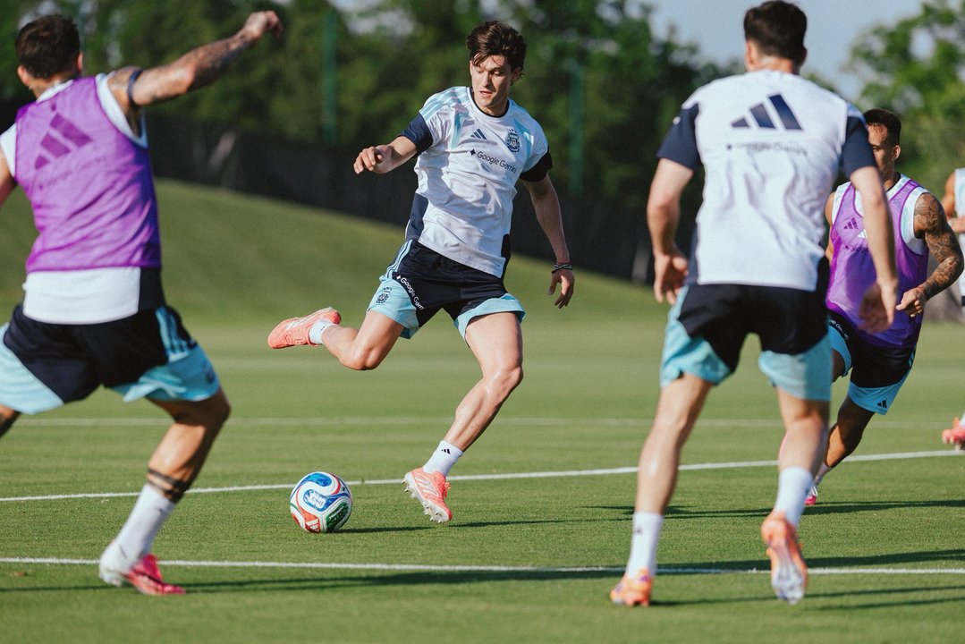 Baja sensible en la Selección: Balerdi se desgarró y quedó afuera del Mundial thumbnail