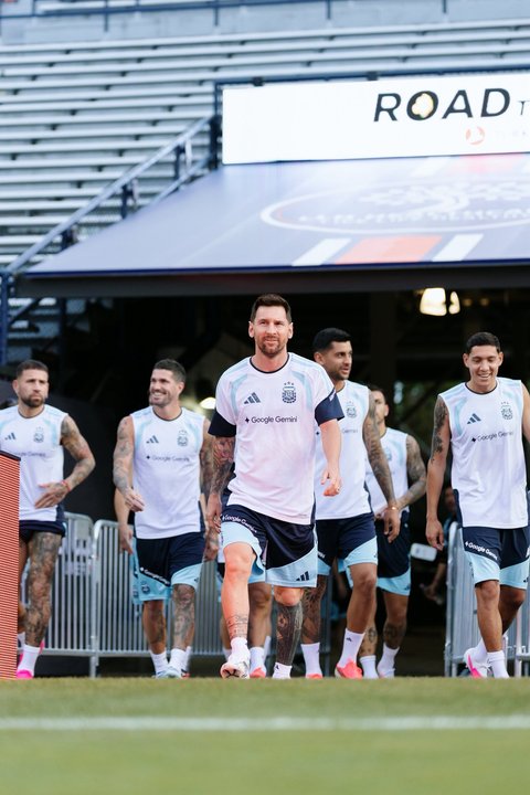Scaloni probó el equipo titular con Messi para jugar frente a Islandia thumbnail