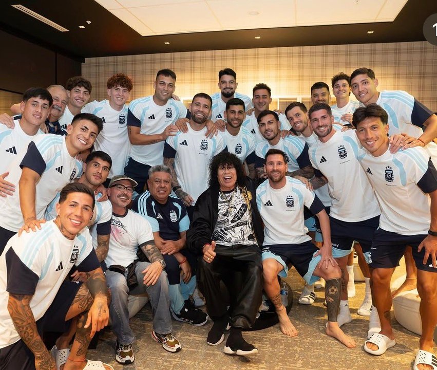 La Mona Jiménez visitó a la Selección Argentina y la rompió con Messi y Julián thumbnail