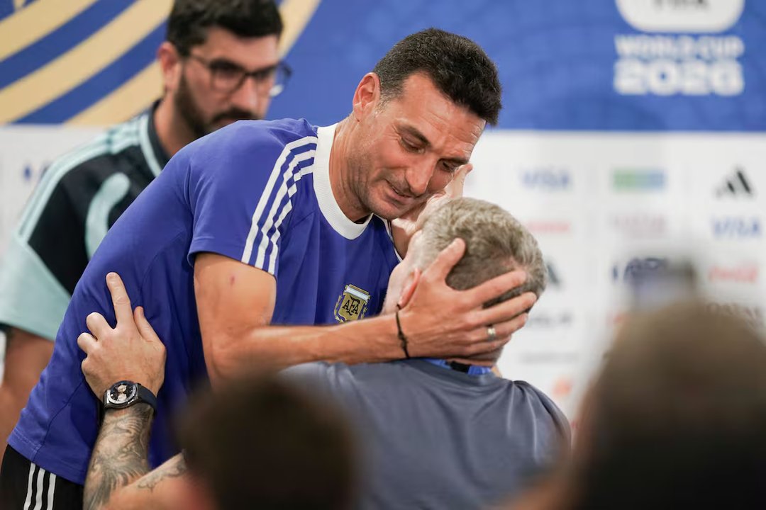 Emotivo reencuentro en Kansas City: Martín Palermo sorprende a Scaloni y lo conmueve hasta las lágrimas thumbnail