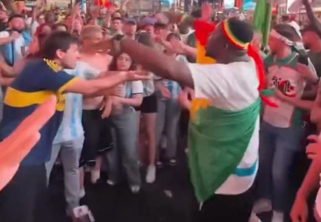 Tensión en la previa del Mundial: hinchas de Argentina y Argelia se enfrentaron en Times Square thumbnail