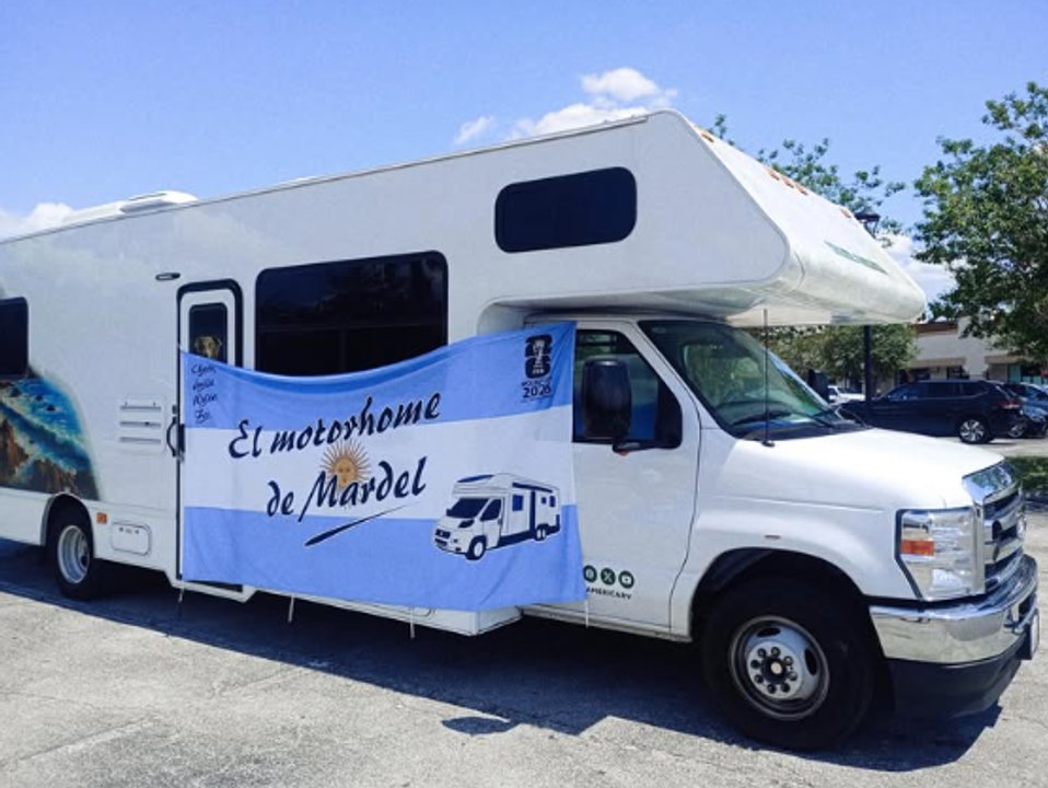 A horas del debut, Canal 10 en Kansas: la previa con hinchas que viajaron en motorhome thumbnail