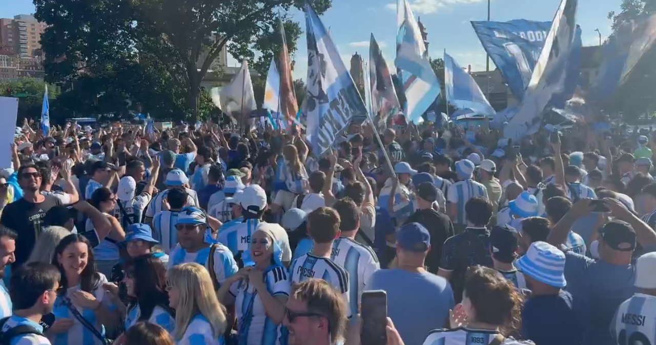 Banderazo argentino en Kansas: la fiesta albiceleste a horas del debut del Mundial thumbnail