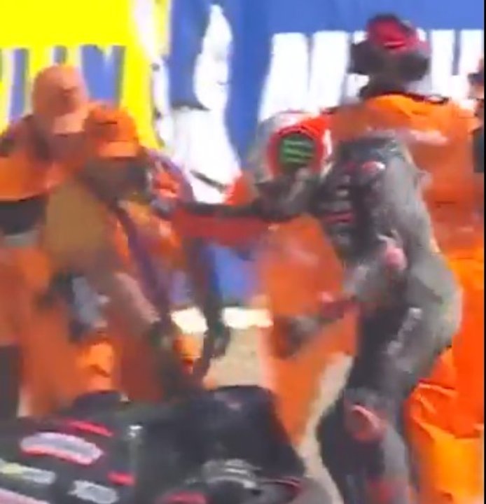 Escándalo en el MotoGP: Marco Bezzecchi, suspendido por agredir a un auxiliar en Brno thumbnail