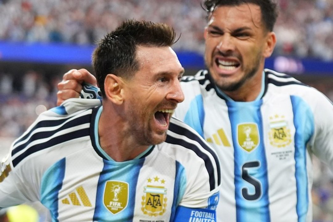 Doblete de Messi: Argentina aseguró su pase y Lionel se convirtió en el máximo goleador de los Mundiales thumbnail