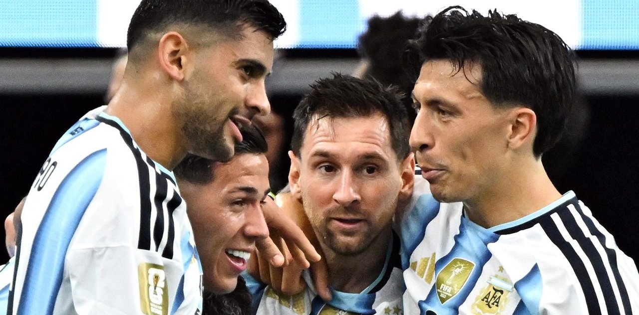 Caudillos de área a área: Cuti Romero y Lisandro Martínez metieron a Argentina en octavos thumbnail